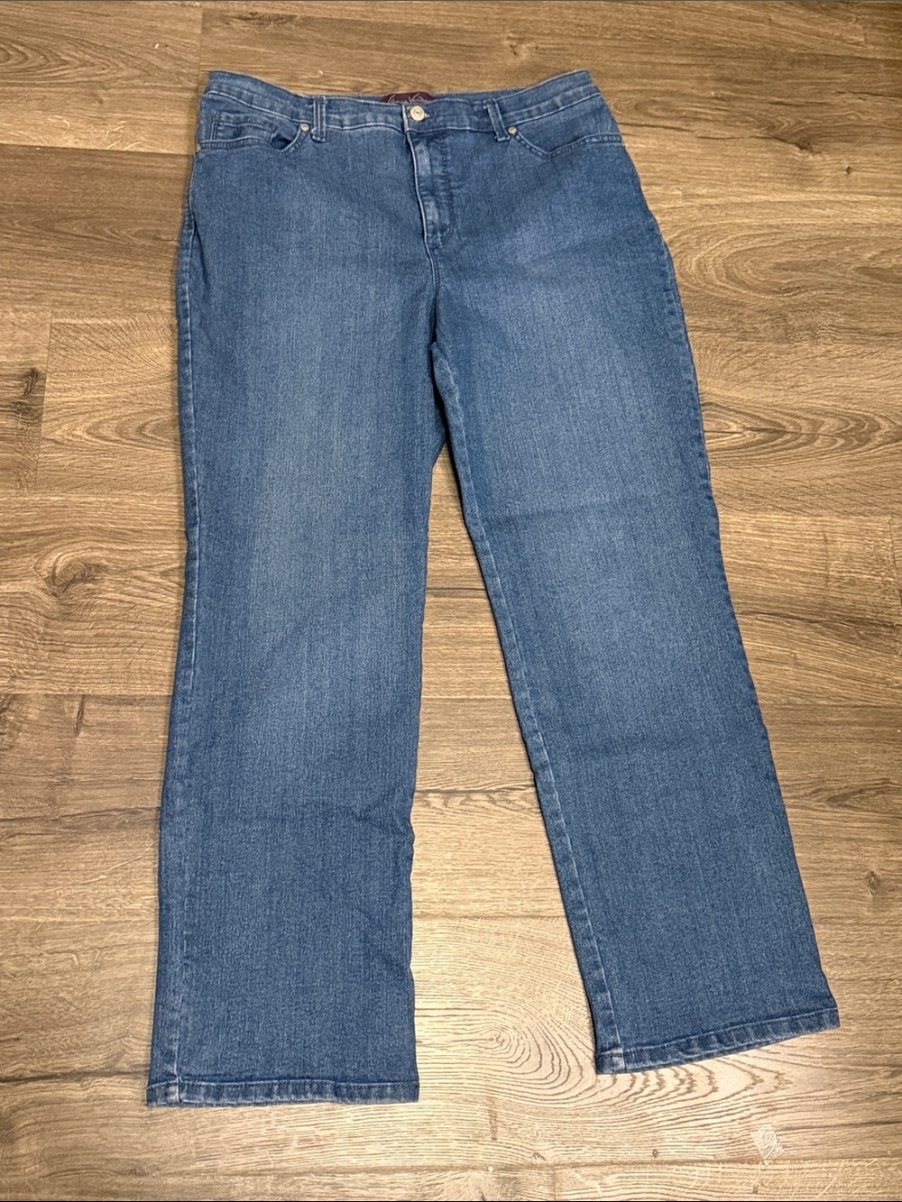 14 Petite Gloria Vanderbilt “Amanda” jeans